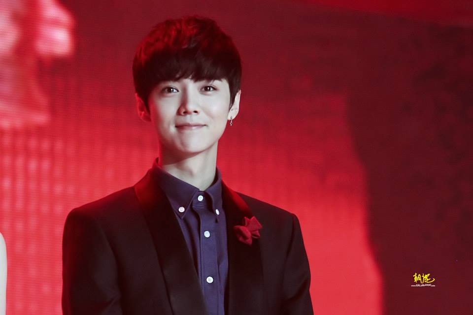 15Amor9's tweet photo. 141208 LUHAN @ KanS Stars Concert. http://t.co/3MR74ts11e