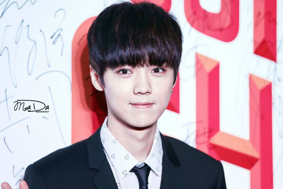 15Amor9's tweet photo. 141210 LUHAN @ 2014 Tudou Young Choice Awards. http://t.co/Elkb5XBQlq