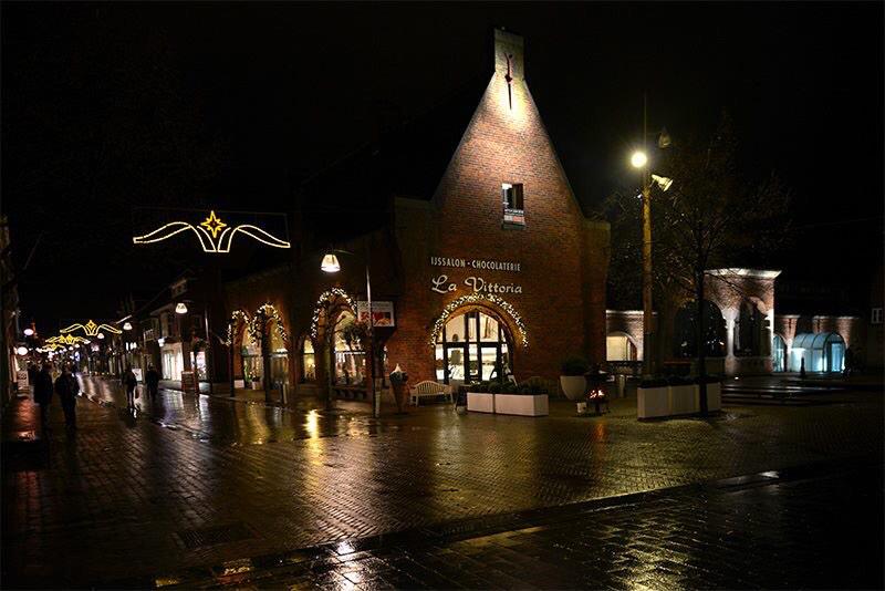 Pix4profs's tweet photo. Vanavond bij de ontsteking van het licht op het Raadhuisplein in Waalwijk. Met o.a. Wethouder Henk Heuverling http://t.co/N1Hncj6Vek