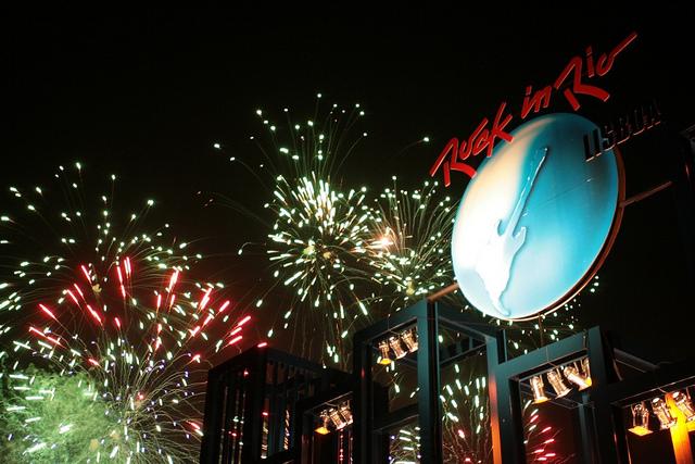 rockinriousa's tweet photo. Celebrate! There's only 22 weekends left until you're watching #fireworks in Las Vegas. http://t.co/qPM2vL89aU
