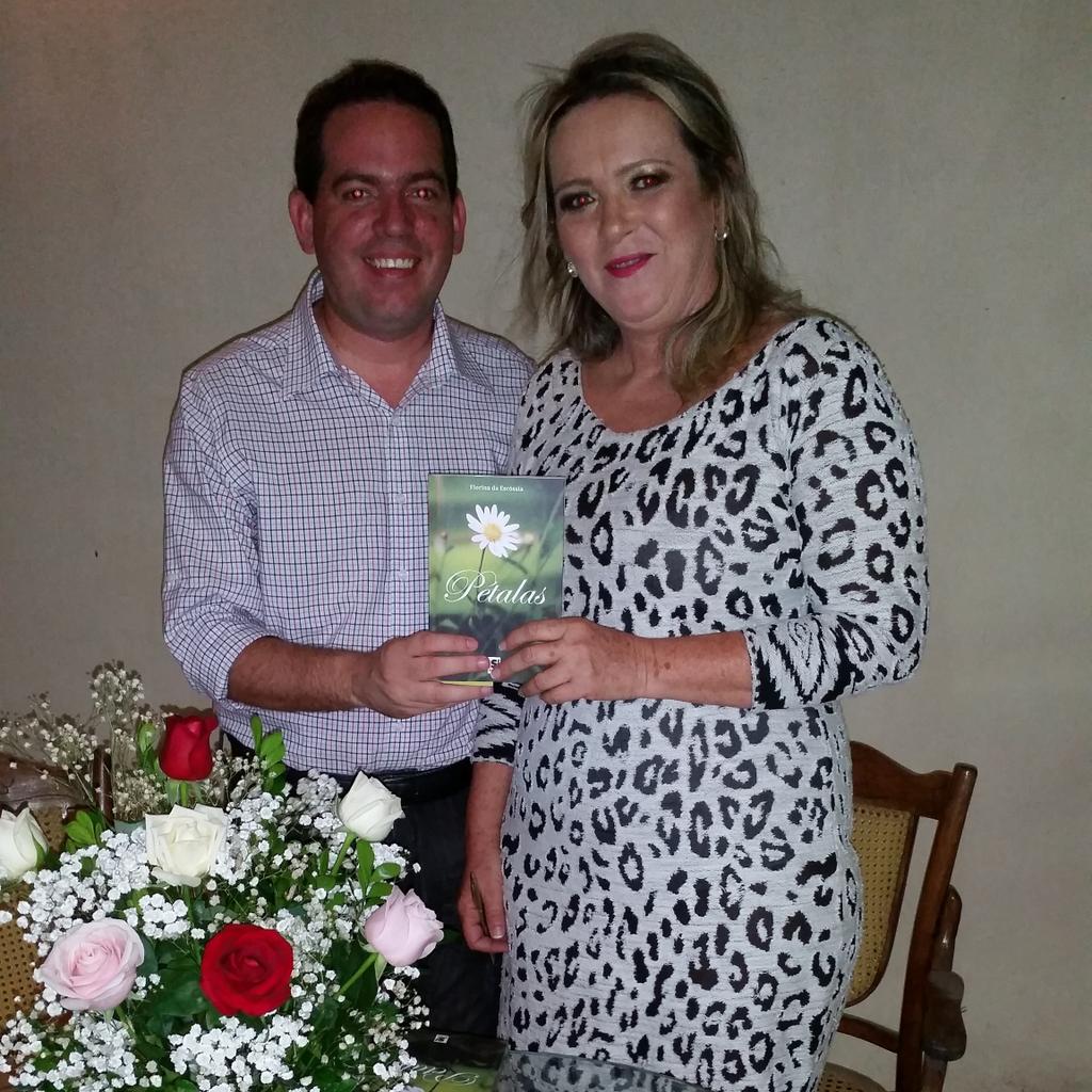 VingtunNeto's tweet photo. Lançamento do livro Pétalas da escritora Florina Escóssia. http://t.co/VjeDjprCLn