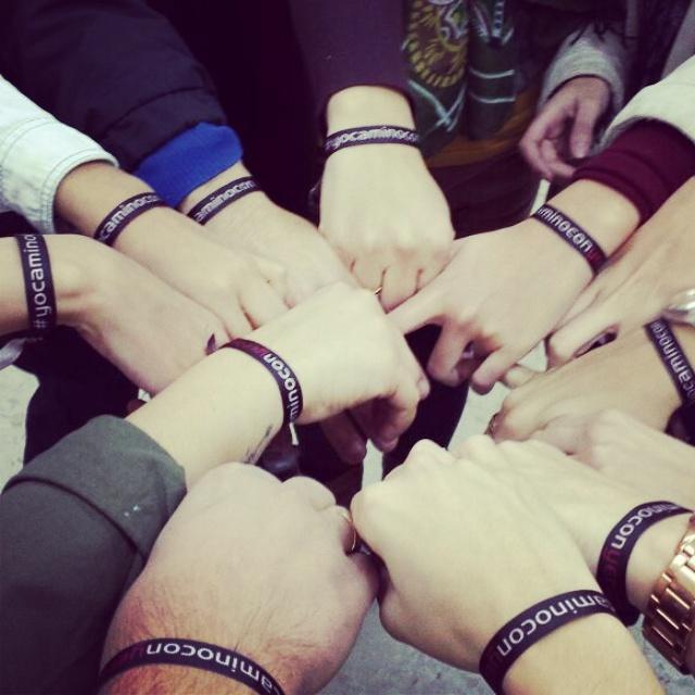 colaborayeray's tweet photo. "@NONOSAAVEDRA: La chirigota 'martes y jueves de 8 a 9' al acabar el ensayo @colaborayeray @CarnavalenCOPE" http://t.co/0fIkrDL6qi