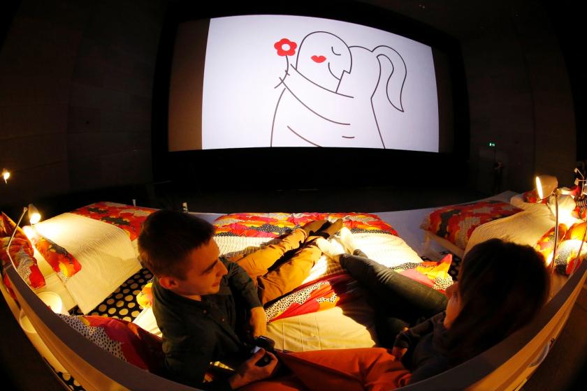 adncolombia's tweet photo. #EnImágenes Inauguran sala de cine en Rusia con camas en lugar de silletería http://t.co/ZgYIGPzGk8 http://t.co/tktMaCZp0D