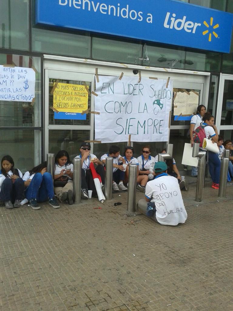 LaboralCL's tweet photo. Continua la huelga de Lider, apoya y no compres en la cadena Foto @chriperez http://t.co/RLhI2CmgGa