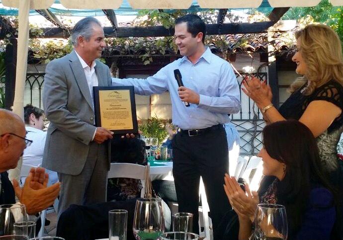 CANADEVIS's tweet photo. Reconocimiento a Ing. José Bojorquez por sus 25 años en INFONAVIT @CanadeviSonora1 @sonoracanadevi http://t.co/J0iBJpLtsX