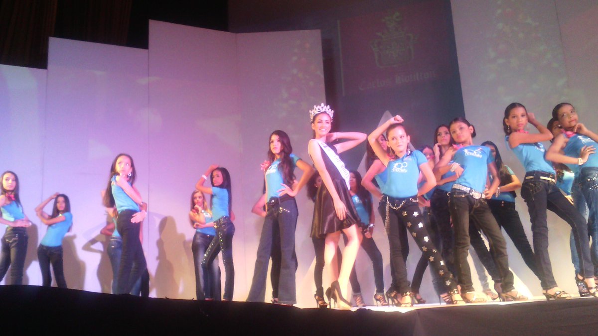 BravisimoNews's tweet photo. Foto oficial de las candidatas junto a Jessica Ramírez,  la actual #TopModelTV #OrgMiniVzla.  READY! http://t.co/A7SWHduUAT