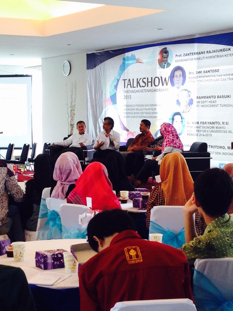 TalkShowUII2014's tweet photo. Pemberian materi-materi dari Prof. Zantermans Rajagukguk, Rahmanto Basuki dan Drs. Dwi Santoso pd sesi pertama acara http://t.co/W8UdpxTZV0