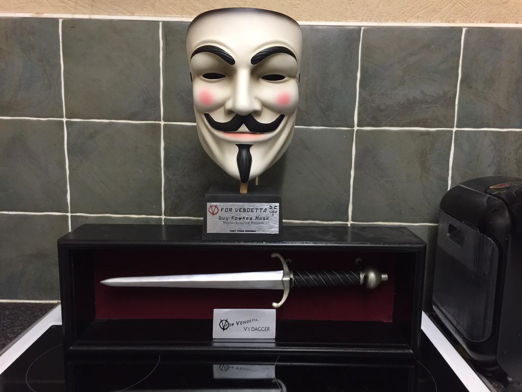 Rob_Fallen's tweet photo. #vforvendetta #vmask from #hero mould and #neca #dagger see more at my site http://t.co/nUFnwIWEZ4 http://t.co/KIa1afmh3N