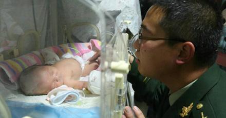 Firemen visits rescued newborn in Yulin City
on.china.cn/1GwZ0WC