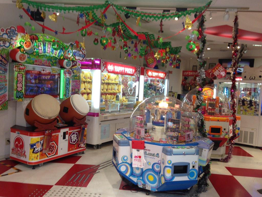 funnyjapan's tweet photo. 這是在日本常見的遊藝廳，太鼓達人，大頭貼，吊娃娃機等，各種大型遊藝設備應有盡有，玩一台機器一次只要200日幣左右，人氣���旺哦！ http://t.co/I4J27CLJ0W