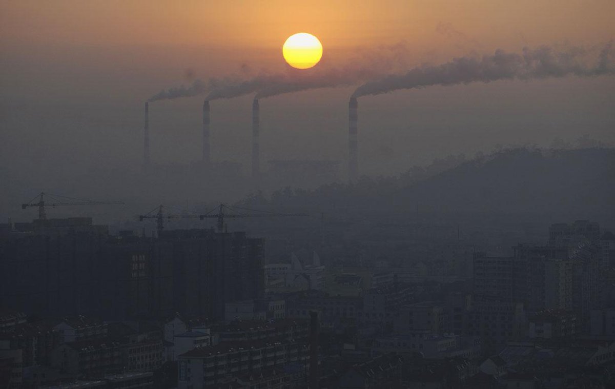 Смог в городе картинки. Почему смог ночью. Москву накрыл густой туман. Почему смог ночью. Пенза туман.