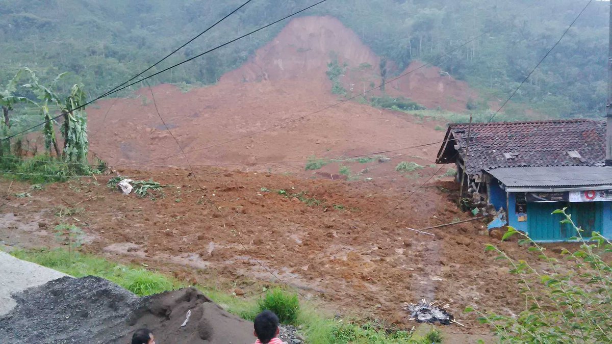 nurmansali's tweet photo. @infobencana @jalinmerapi berikut foto terkini longsor dusun #sijemblung, sampang kec. karangkobar, banjarnegara http://t.co/56jluEIHk8