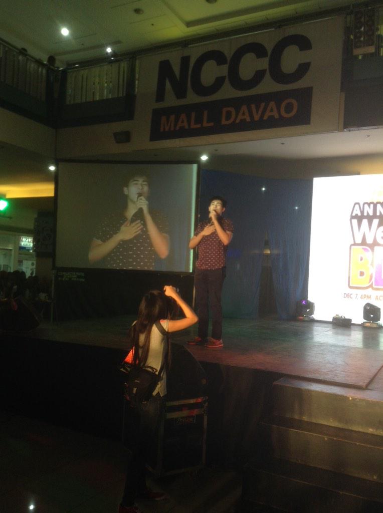 chuyme11's tweet photo. @NoloPedrosa at NCCC MALL DAVAO last Saturday 🎤🎤 #MarNolo #ManoRis #NichOlo #MarNella http://t.co/9nQzS7VyRM