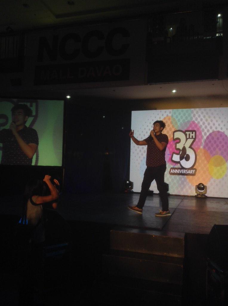 chuyme11's tweet photo. @NoloPedrosa at NCCC MALL DAVAO last Saturday 🎤🎤 #MarNolo #ManoRis #NichOlo #MarNella http://t.co/9nQzS7VyRM