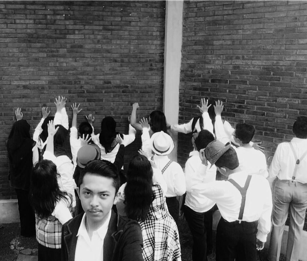 BoluSoda's tweet photo. Imigran gelap Jerman Timur -"Runtuhkan Tembok Berlin!!" #smart2014 #traveltheworld @OfficialSMART14 http://t.co/cSuZmEn3dY