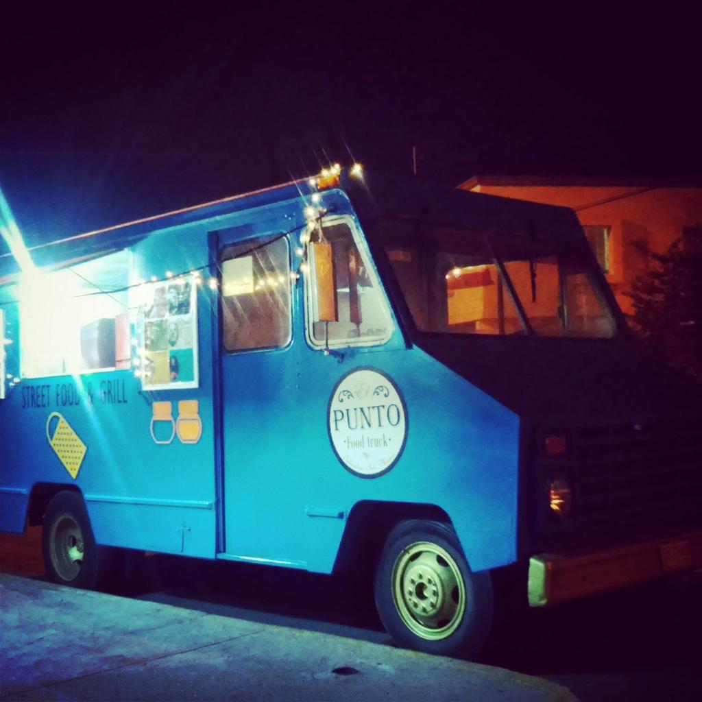 ElPuntoft's tweet photo. Enamorados de los #foodtrucks Que bonito que #Chih acepte con los brazos abiertos el concepto #foodtruckrevolution ❤ http://t.co/gqIGtcUQcs