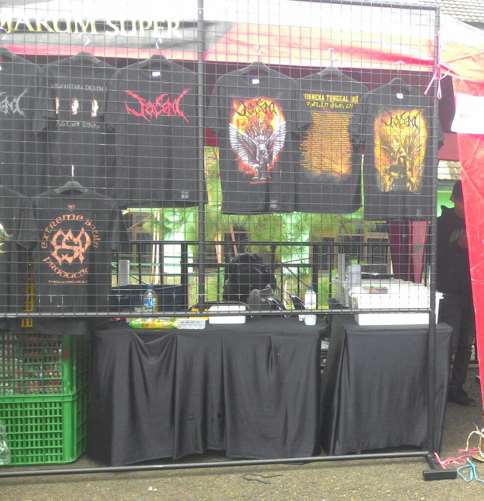 Dulur" dapatkan Merchandise kita di booth <a href="/EXTREME_SOULS/">EXTREME SOULS PROD</a> | <a href="/hermitmerch/">Hermit Seveneighties</a> (HELLSHOW 2104 | Lap.Disjas Baros Cimahi)