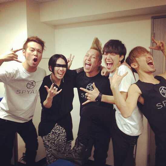 a__SPYAIR's tweet photo. UZ誕生日おめでとおおおお💗💗💗
UZのギター 大スキす〜(笑)  

これからも応援してまっす（≧∇≦）
SPYAIR😂😂😂 http://t.co/vdImmppXnl