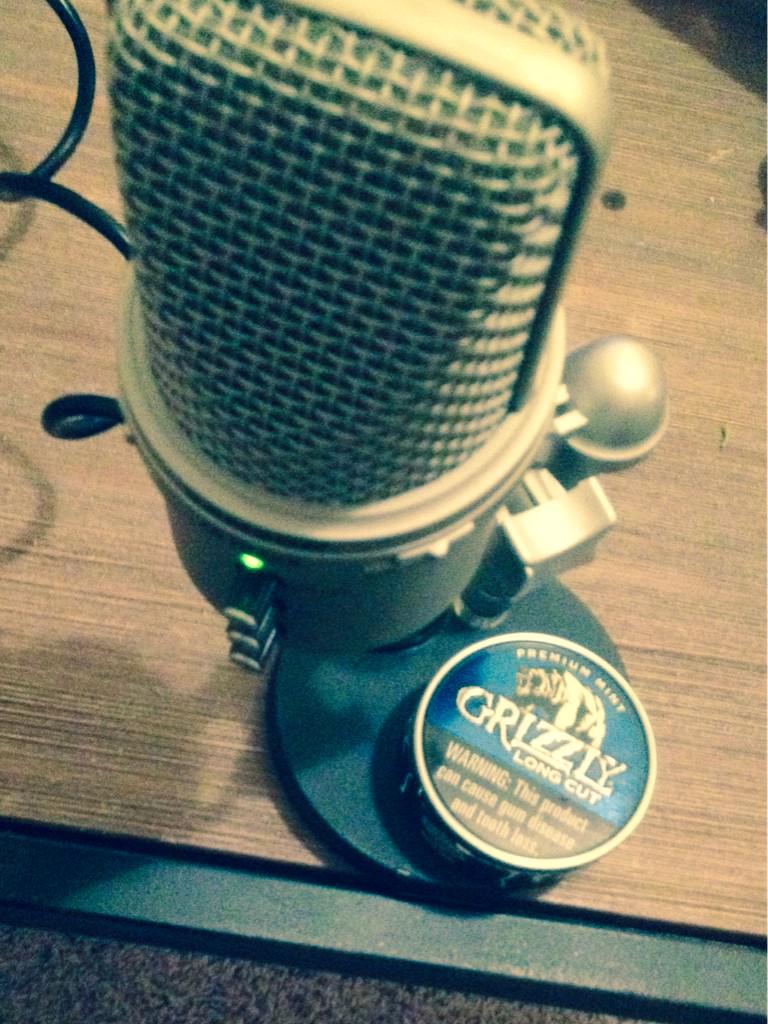 BrotherFANNYD's tweet photo. In the studio.. @GrizzlyTobacco1 with my dip lip rockin...  #MakinMusic #Tinspiration #BISCUITSTITS&amp;GRITS #RollTide http://t.co/2IRM9Pu4Bj