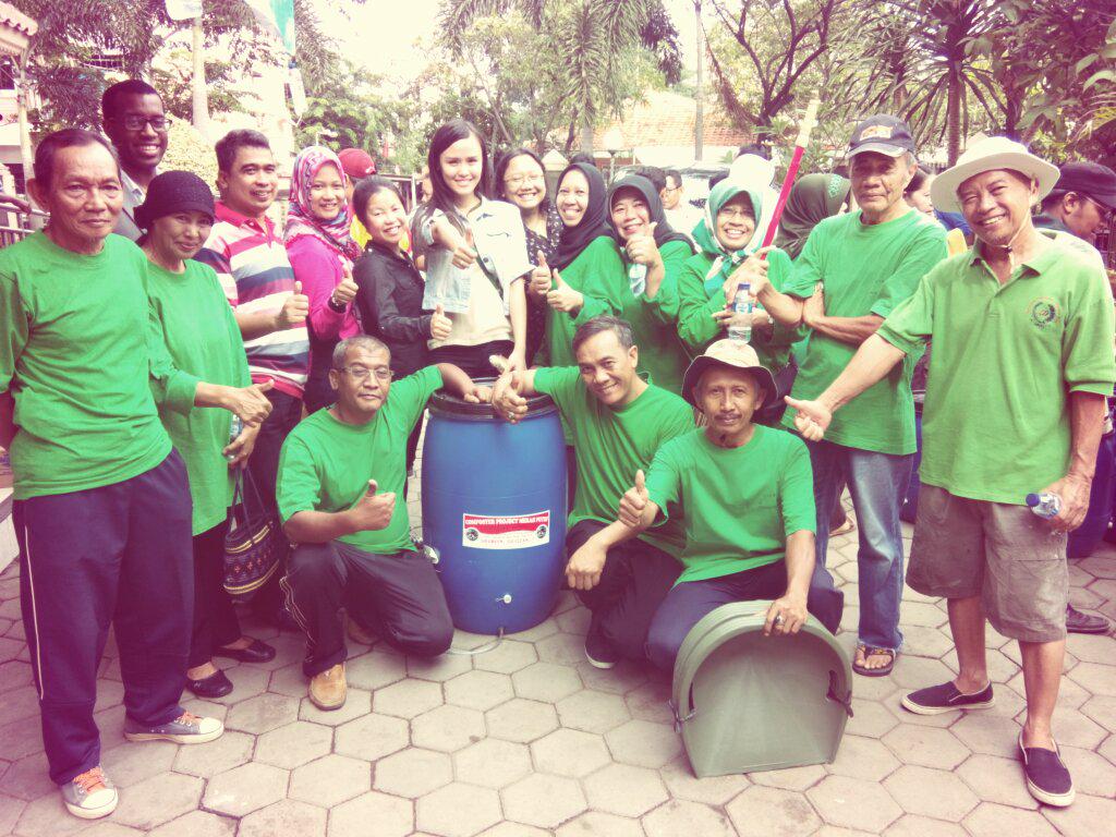 greenerationid's tweet photo. Selamat berakhir pekan! Yuk saatnya menjaga kebersihan lingkungan luar rumah kita jg. Kerja bakti yuk :) #MasukRT http://t.co/vhMYhtJVvh