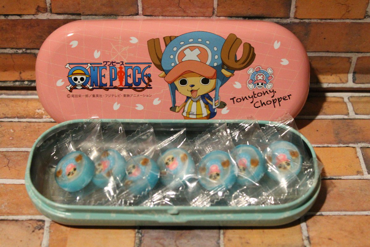 ট ইট র One Piece麦わらストア渋谷本店 再入荷 皆様のリクエストにお応えして 1年振りの再入荷 入れ物はペンケースとしても使える万能キャンディ ワンピース チョッパーキャンディ 552円 税 食品コーナーにて好評発売中 麦わらストア