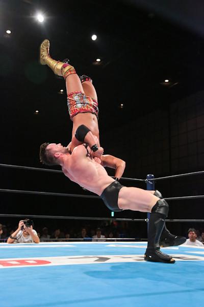 تويتر プロレス技bot على تويتر プリンスデヴィット ブラディサンデー ハーフハッチの体勢から相手の身体を水平以上に持ち上げてフェースバスター気味に落とすインプラント式ddt 技名はデヴィットの故郷 アイルランド出身のロックバンド U2の楽曲から