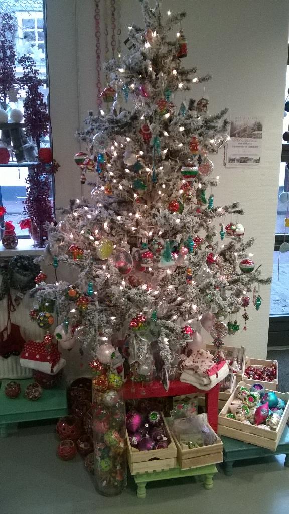 JansPakhuys's tweet photo. Voor ieder wat wils, leuke #kerstcsdeautjes @JansPakhuys, Gr St Jansstraat A'foort @Amerpoort http://t.co/0jywufuNP0