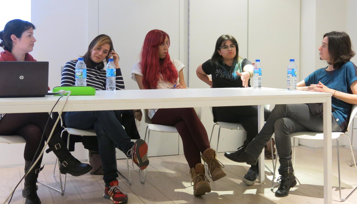 reinohueco's tweet photo. Emocionantes Charlas con Dafne ayer. #herstory e industria del cómic hecha por titanas. GRACIAS. http://t.co/UzImAHgfPd