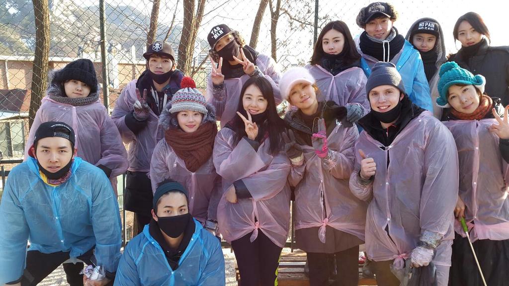 model_leesunjin's tweet photo. 슈퍼모델 아름회 연탄봉사 다녀왔습니다.
팔과 허리 에  파스가 덕지덕지 인 밤이지만
내스스로 내자신에게
"잘했다" 고 해줄수있는 기회를 주었습니다.
내년에도 꼭 함께 하고 싶습니다^^ http://t.co/QjCGnPN9bN