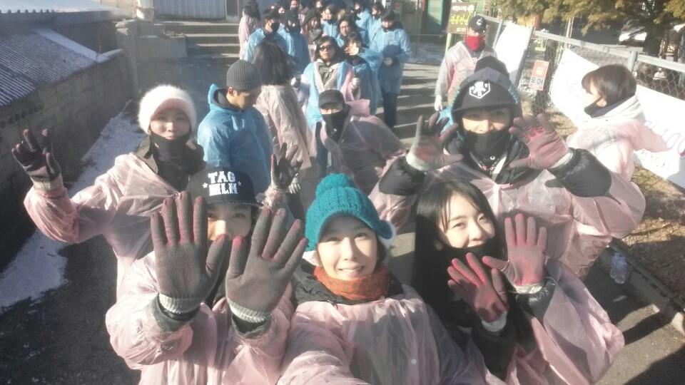 model_leesunjin's tweet photo. 슈퍼모델 아름회 연탄봉사 다녀왔습니다.
팔과 허리 에  파스가 덕지덕지 인 밤이지만
내스스로 내자신에게
"잘했다" 고 해줄수있는 기회를 주었습니다.
내년에도 꼭 함께 하고 싶습니다^^ http://t.co/QjCGnPN9bN