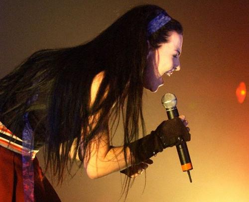 Rt if you wish a Happy Birthday to 
Amy Lee 
Lead singer from Evanescence 