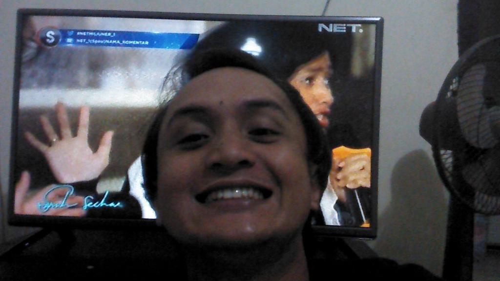 Isanshor's tweet photo. sarah sechan episode koploan rosa feat afgan.. tak getak getak.. jos..jos.. @netmediatama #NETMiliuner_1 http://t.co/3FxgPXnrCY
