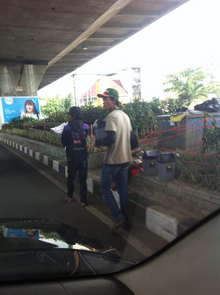 anto_novie's tweet photo. @PRFMnews udah ada yg jual tempat sampah di Dago http://t.co/8UG5Zr6htH