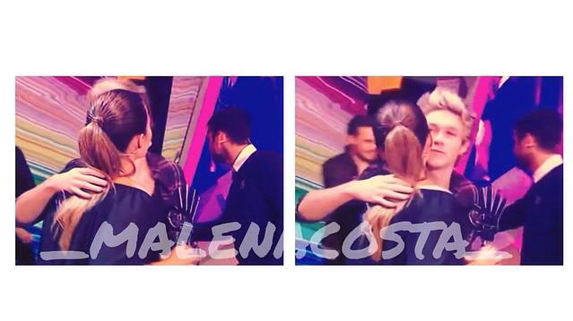 _malenacosta_'s tweet photo. @Malenacosta7 ayer en la #gala40principales con #JesusCastro y @onedirection http://t.co/vPAqUVw2DS