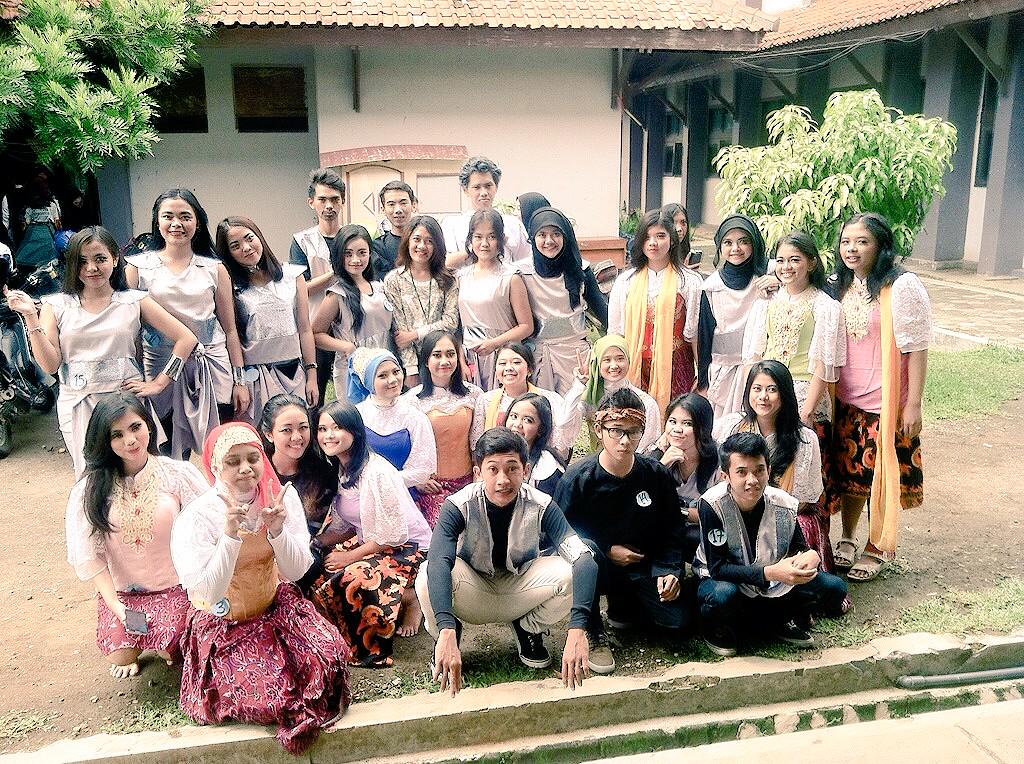 UPW9_16's tweet photo. Pagelaran "Alice Save Culture" XI-UPW'2016 SMKN 9 Bandung. http://t.co/9XoEqav8KJ