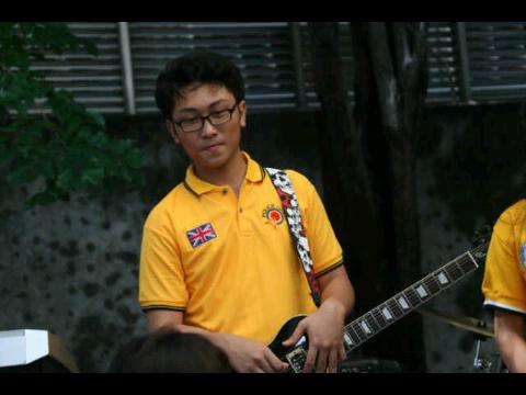 EllectraBand's tweet photo. Wahh guitarist kita lagi nihh @LaudzaAryaUcha http://t.co/Rb9CaI3n4G