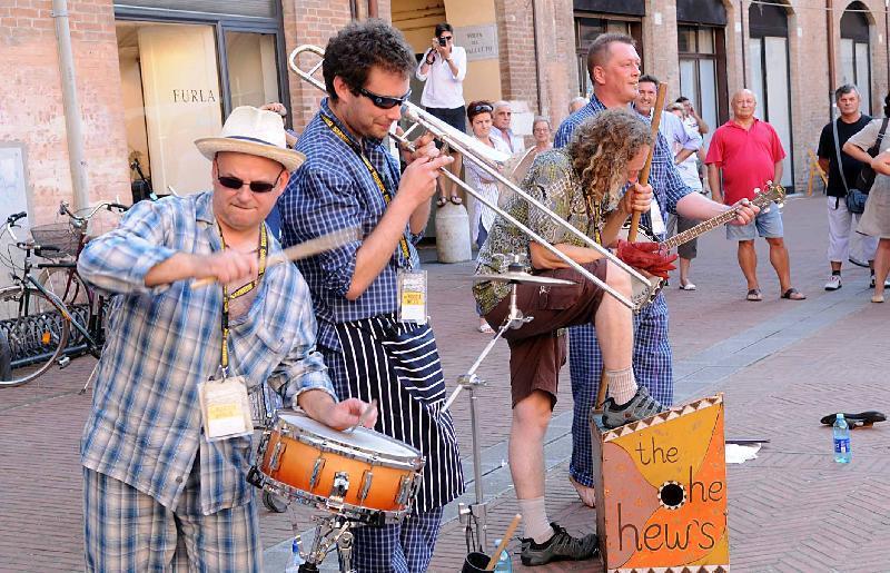 thehehews's tweet photo. today is the @thehehews festive busk in norwich.... have a holly jolly christmas....see on da street ! http://t.co/MurqdVI7kv