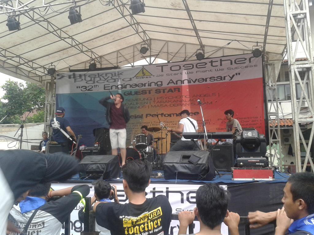 Thanks 👌 “@5th_TENPURA2014: <a href="/Losing_Friends/">Losing Friends</a> on the stage !!! ”