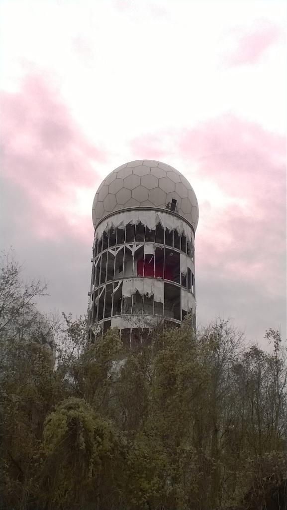 bifbabs's tweet photo. Teufelsberg in stark glory this morning. #Berlin #trailburning #6amclub http://t.co/rWKgeJQIQu