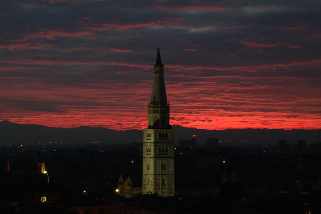 modena_pic's tweet photo. Gli intensi tramonti di #Modena, città affascinante, unica, tutta da scoprire #VisitModena foto di @LucaLombroso http://t.co/zRoDc7DoQ0