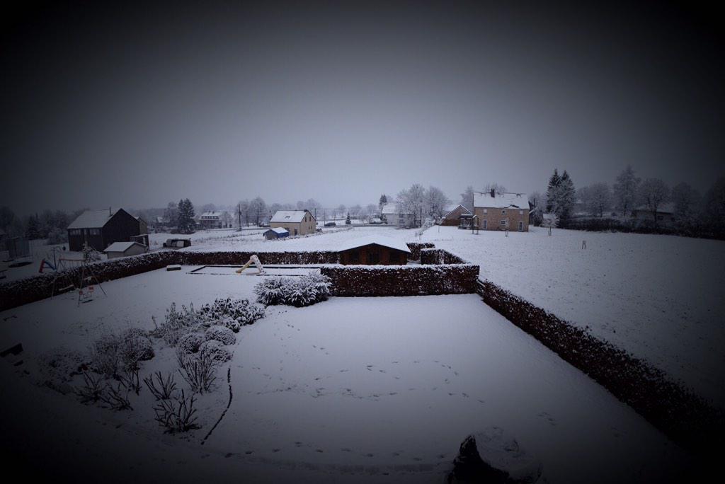 RombautWesley's tweet photo. Het eerste wat we deze morgen zagen #eerstesneeuw @robertville http://t.co/9ehGchdllw