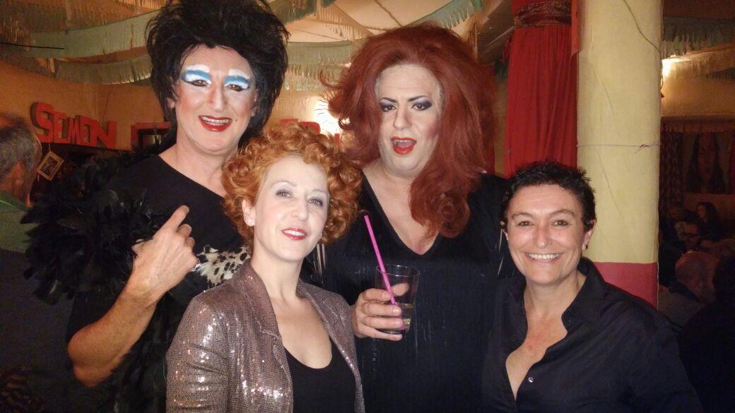 salvemelterreno's tweet photo. Vivian Caoba &amp; Rosita Forsale amb @georginasas i @alvarez_angels #conversesV #cocreamcultura Èxit total! Gràcies!!! http://t.co/ViLB6NFeUU