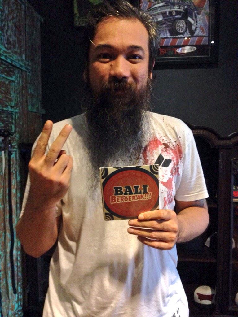 Cd #BaliBergerak tersedia di seluruh gerai <a href="/xRMBLx/">.</a>, @taman_baca &amp; online via 081916405756. #BermusikadalahMelawan