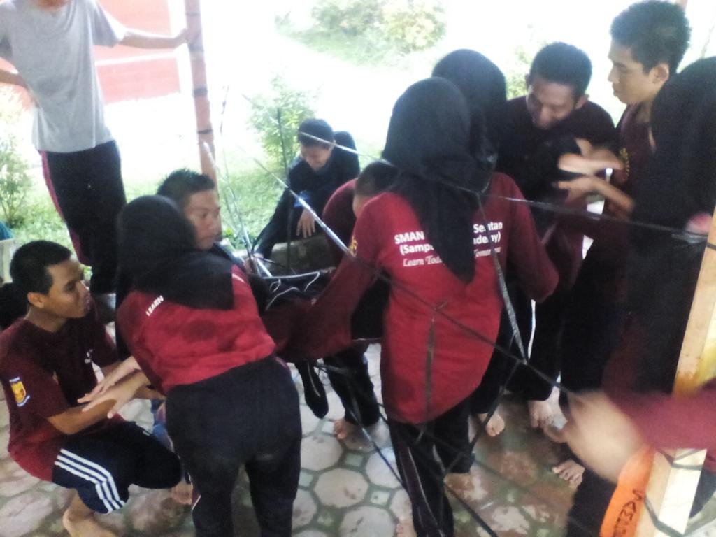 Buat dapet gelas diner aja harus begini dulu 😱 #Outbond #SpiderTrape #LDKSMANSUMSEL14