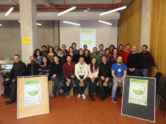 bynse's tweet photo. Foto de familia de @hackgriculture en mitad de la ultima jornada http://t.co/q3Af03iwp8