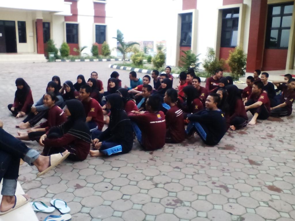 Istirahat abis outbond 😀 basah semua ni... 😂 #LDKSMANSUMSEL14