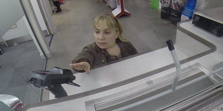 BBCNews's tweet image. Woman with dwarfism wins battle to lower Post Office chip-and-pin machines bbc.in/1BGdVQ1