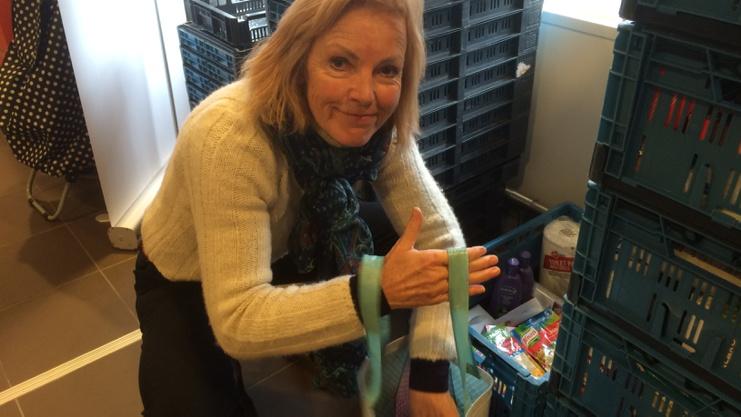 MargrietBenak's tweet photo. En #juffrouwjanny van de #rotary #hoogeveen beheert de kratten voor #vb14 in #ah #deweide! Topper! Dank! http://t.co/6r80dQh0au