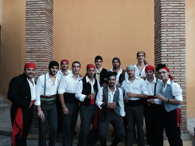 comparsadecorte's tweet photo. Vamos a por otro ensayito chicoss ya va quedando menoss http://t.co/Wv5S1bJENS