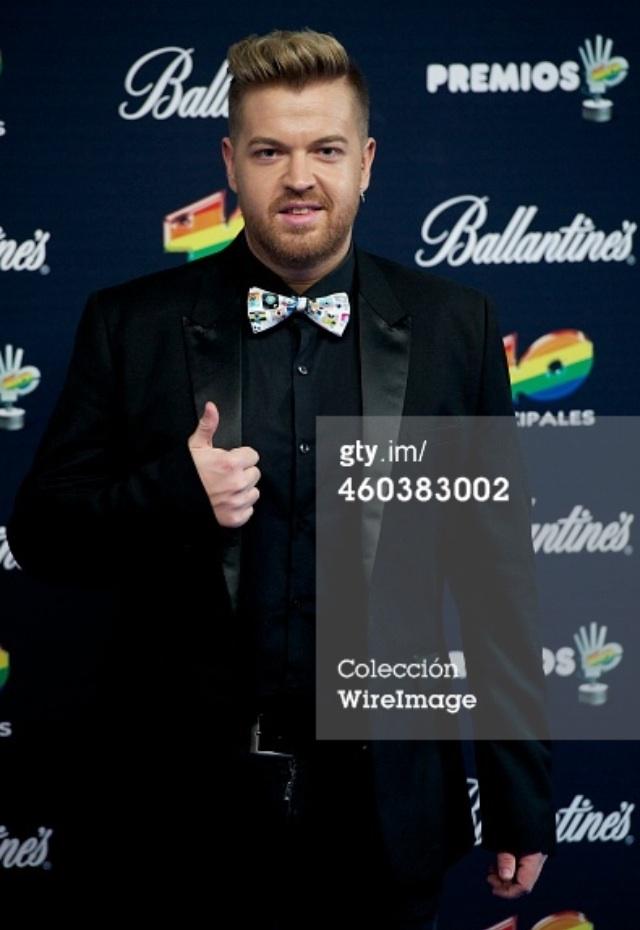 DavidPopMusic's tweet photo. Gracias a todos los medios por el trato anoche en #Premios40 y a toda la organización de @Los40_Spain de 10👏 @VanyRL http://t.co/Z8lmxL8U0L